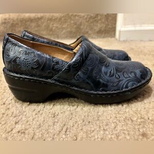 navy shoes with tan interior